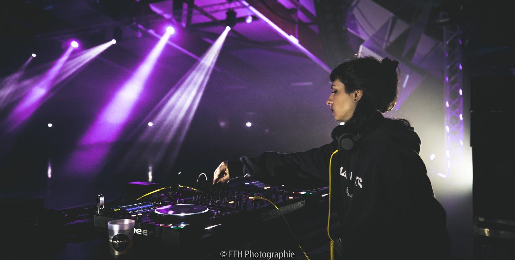 DJ en performance sous des lumières violettes