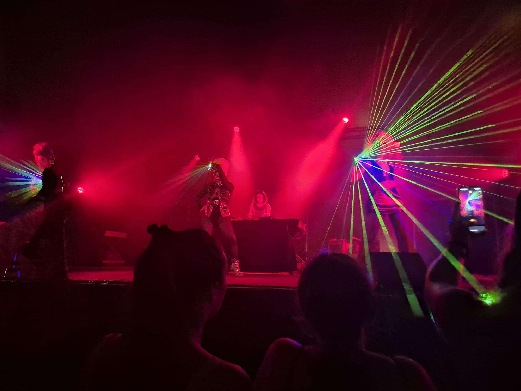 Performance scénique Synchrone avec lasers